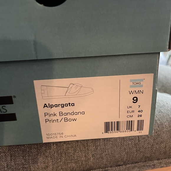 Toms - Picture 2 of 2